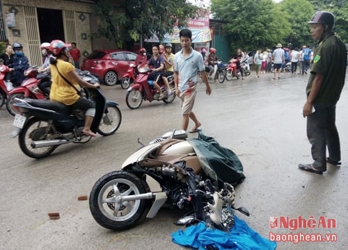 Xe con phóng nhanh tông xe máy, 3 mẹ con nguy kịch