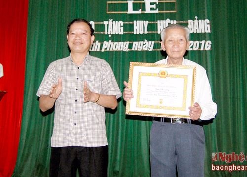 Trao tặng Huy hiệu Đảng cho đảng viên cao tuổi