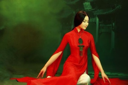 Hương sắc Việt trong bộ sưu tập áo dài của NTK Lan Hương