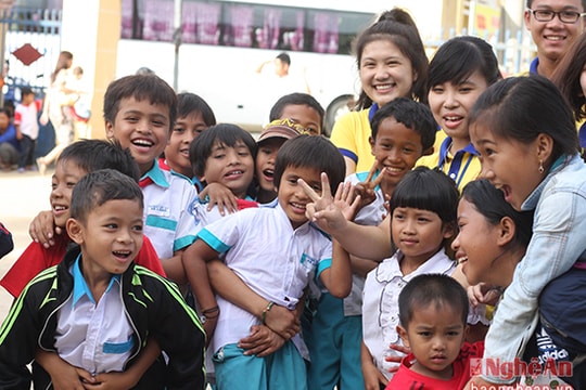 Hội đồng hương Nghệ Tĩnh tại Đà Nẵng mang tết sớm cho trẻ nghèo