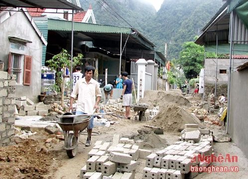 Những con đường từ sức dân ở thị trấn Con Cuông