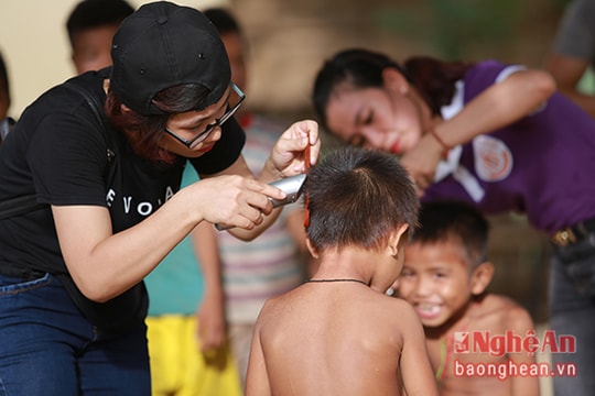 Trung thu ở 'bản ngủ ngồi' nơi thâm sơn cùng cốc