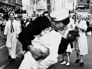 Nữ y tá trong nụ hôn biểu tượng Thế chiến II