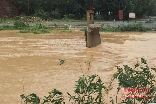 Lũ cục bộ chia cắt Hưng Nguyên