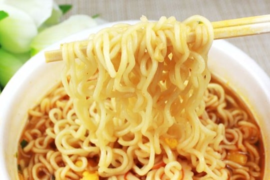 Tại sao mì tôm có màu vàng?