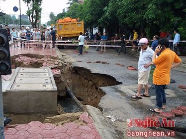 Xuất hiện 'hố tử thần' ở đầu cầu 3/2