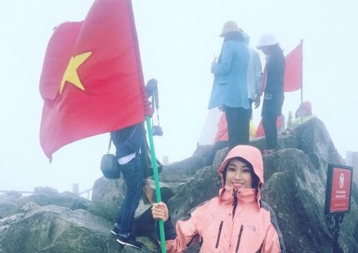 Hoa hậu Mỹ Linh cắm cờ Tổ quốc trên đỉnh Fansipan