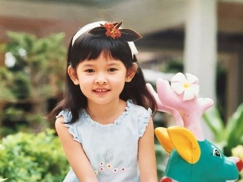 Á hậu Thùy Dung khoe ảnh thời thơ ấu