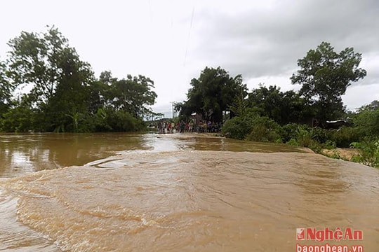 Giao thông Quỳ Hợp bị đình trệ do mưa lũ