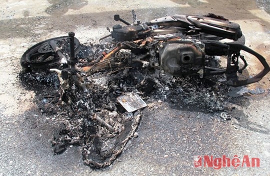 Cẩu tặc bị người dân đánh trọng thương, đốt xe máy