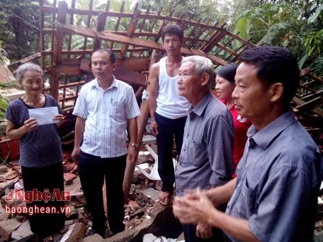 Lãnh đạo huyện Anh Sơn thăm gia đình bị nhà sập do mưa lũ
