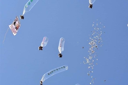 Các nhà hoạt động Hàn Quốc rải truyền đơn chống Triều Tiên