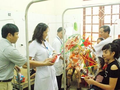 Bệnh viện đa khoa Thanh Chương trao 100 suất quà cho bệnh nhân nhi