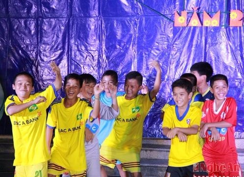 Con trai Huy Hoàng, Như Thuật cùng các cầu thủ nhí SLNA vui hội Trung thu