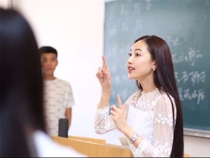 Sinh viên được phép chọn tuổi và giới tính giảng viên