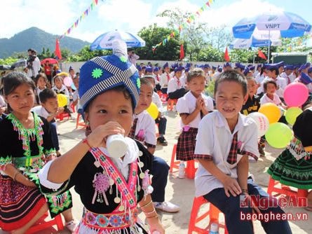 Khuyến khích 100% học sinh mầm non và tiểu học uống sữa học đường