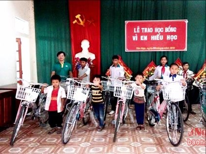 Viettel Nghệ An trao tặng xe đạp cho học sinh nghèo Tân Hợp