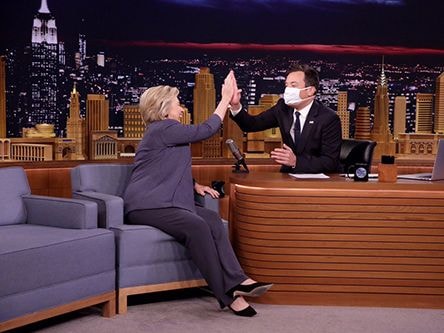 Người dẫn chương trình đeo khẩu trang tiếp chuyện bà Clinton