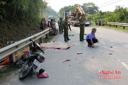 Xe máy va vào xe đầu kéo, một người tử vong tại chỗ