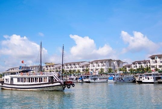 Khám phá vịnh Hạ Long trong tiết trời thu