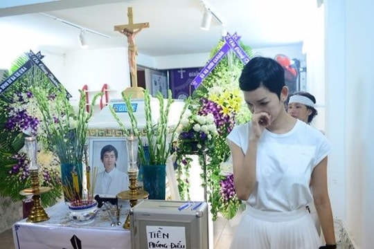 Nghệ sĩ Việt khóc thương khi tới viếng Minh Thuận