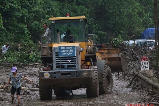 Mưa lớn gây sạt lở, quốc lộ 7 bị tắc nghẽn