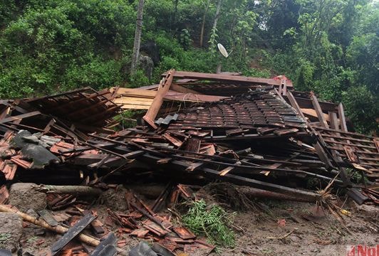 Lũ quét, 1 ngôi nhà bị đổ sập hoàn toàn