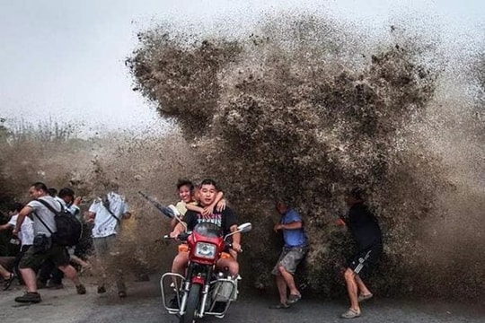 Sóng 'thủy quái' trên sông thu hút hơn 100.000 người Trung Quốc