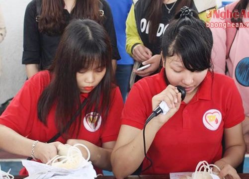 Hình ảnh đẹp của những tình nguyện viên áo đỏ