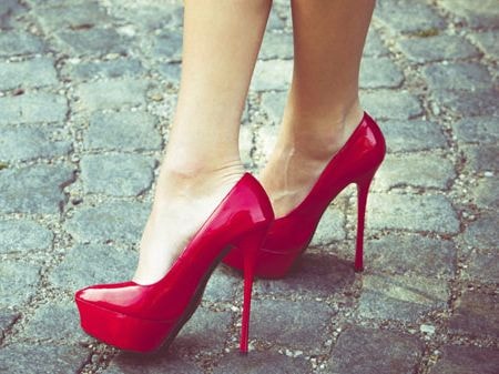 Mang giày cao gót ảnh hưởng tới khả năng sinh sản?