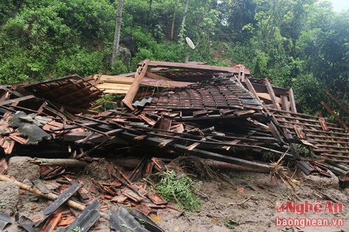 'Lũ về, vợ chồng tôi chỉ kịp bế con chạy thoát chết trong tích tắc'