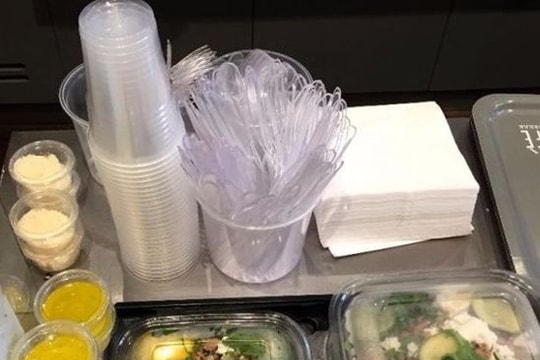 Pháp cấm hoàn toàn việc sử dụng hộp nhựa đựng thức ăn