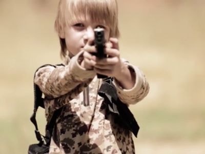 IS ép bé trai 10 tuổi hành quyết con tin