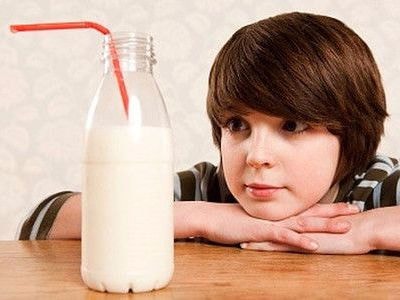 Uống sữa buổi tối dễ gây sỏi thận