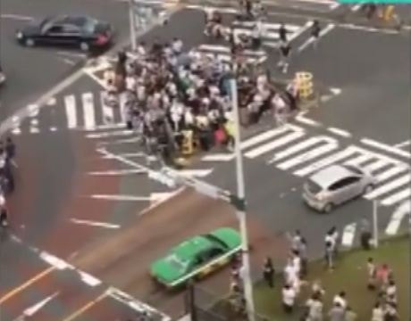 Đường phố Nhật Bản hỗn loạn, chật kín người vì Pokémon GO