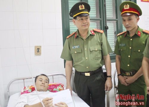 Lãnh đạo công an tỉnh thăm chiến sỹ bị thương khi truy bắt đối tượng buôn ma túy