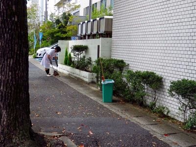 Vì sao Nhật Bản ít thùng rác mà khắp nơi vẫn sạch bong?