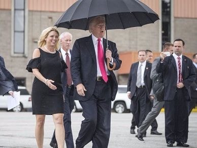 Ảnh đối lập Obama và Trump đi trong mưa gây sốt