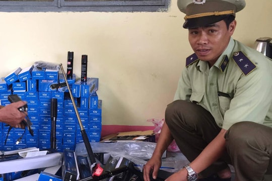 Bắt quả tang xe khách chở hơn 100 roi điện, gậy ba trắc