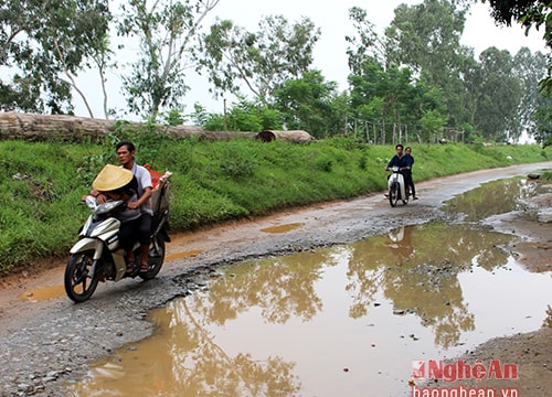 Cận cảnh con đường 'khổ ải' ven đê năm Nam