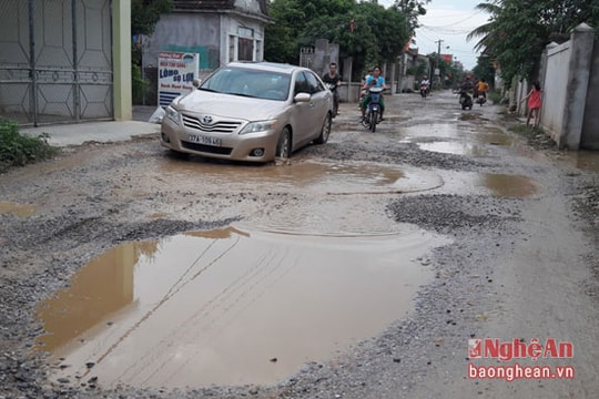 Đường xuống cấp nghiêm trọng, người dân bức xúc