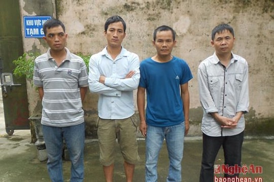 Bắt nhóm xe ôm rủ nhau đánh bạc trong đêm