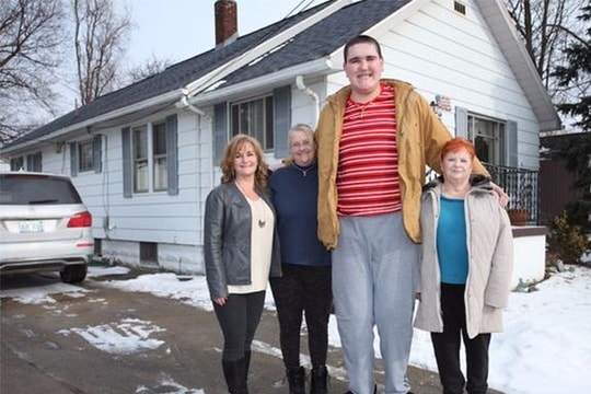 Mỏi cổ nhìn chàng trai khổng lồ cao 2,3 mét