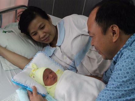 Ca mổ 'kép' đón bé trai chào đời từ người mẹ u xơ tử cung