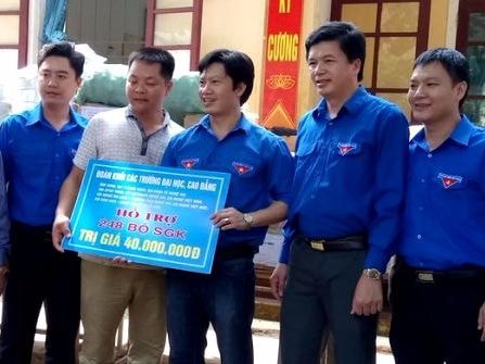 Hơn 200 triệu đồng và nhiều hiện vật hỗ trợ người dân vùng lũ
