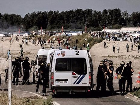 Ẩu đả ngay khi bức tường Calais được dựng