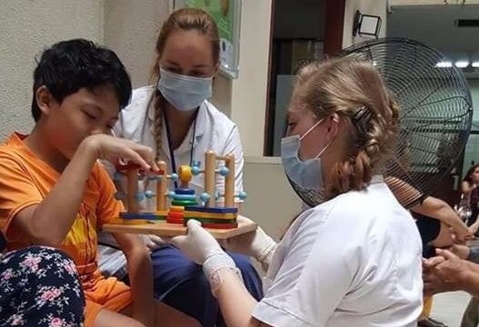 Nữ sinh Đan Mạch xinh đẹp quỳ xuống nâng niu bệnh nhân nhí ở Bạch Mai