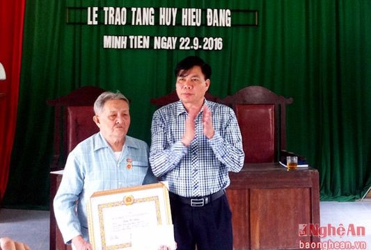 Trao tặng Huy hiệu 55 tuổi Đảng