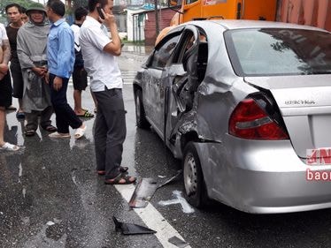 Xe 4 chỗ bị đâm móp hông khi va chạm với xe ô tô khách