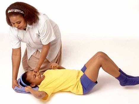 9 cách sơ cứu tăng mức độ nguy hiểm